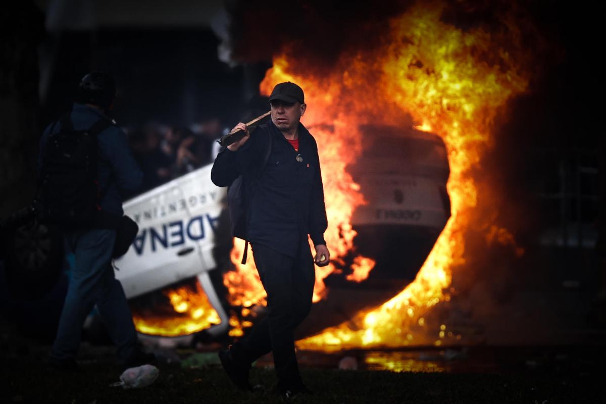 Manifestantes y policías chocan a las puertas del Senado de Argentina