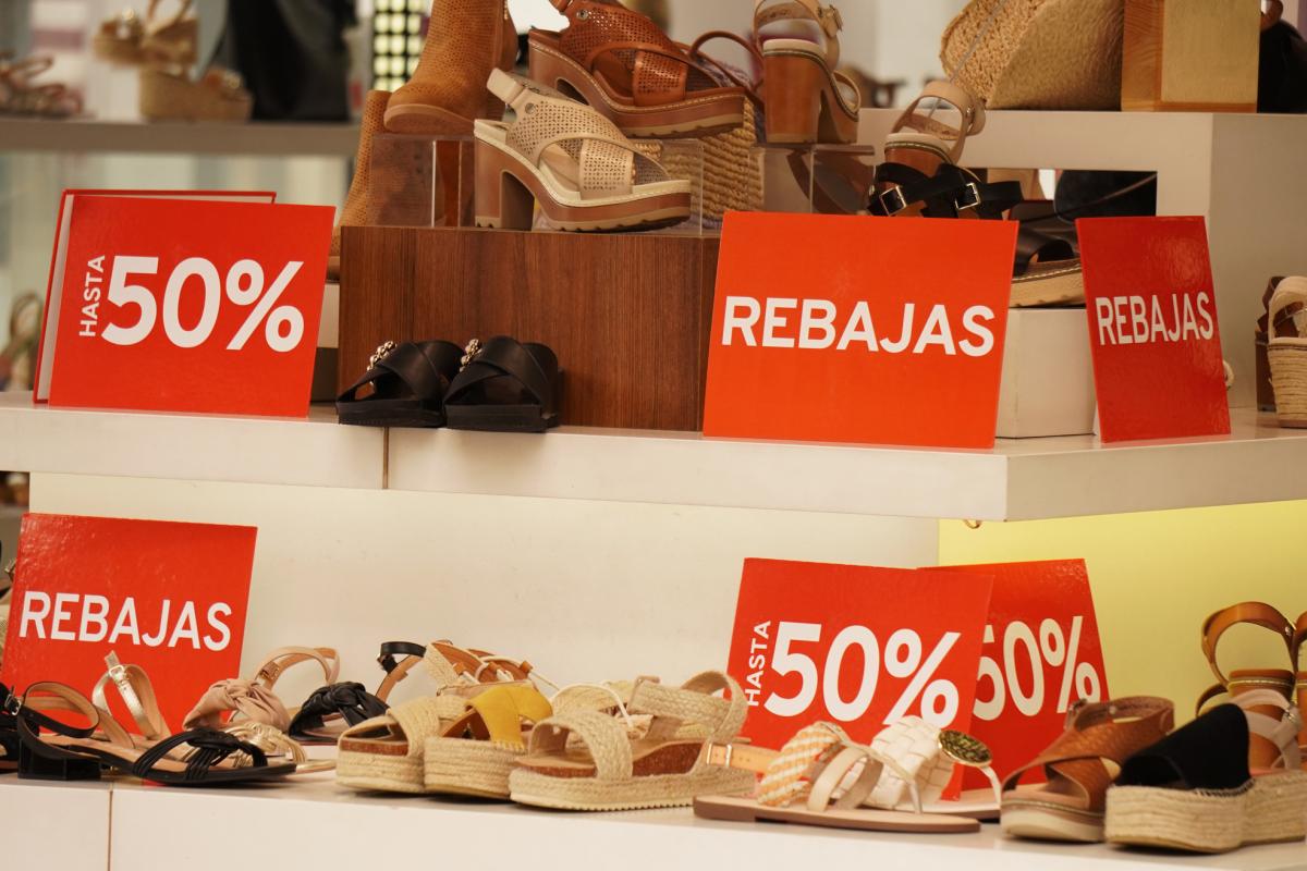 Un escaparate de rebajas, en una imagen de archivo.