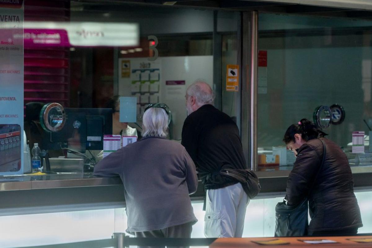 Un grupo de personas hace cola para comprar un billete en la estación de Atocha.