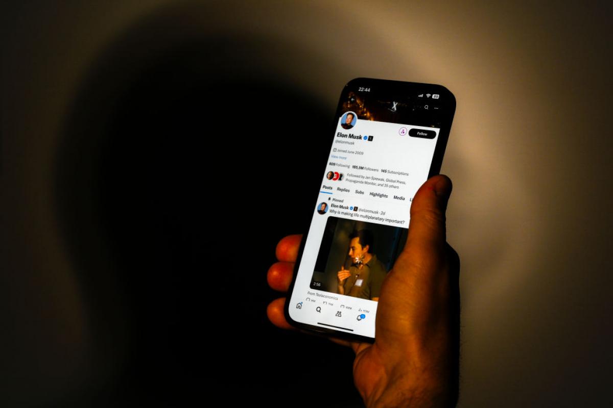 Una persona consulta el perfil de Elon Musk en 'X', la red social que antes era Twitter.