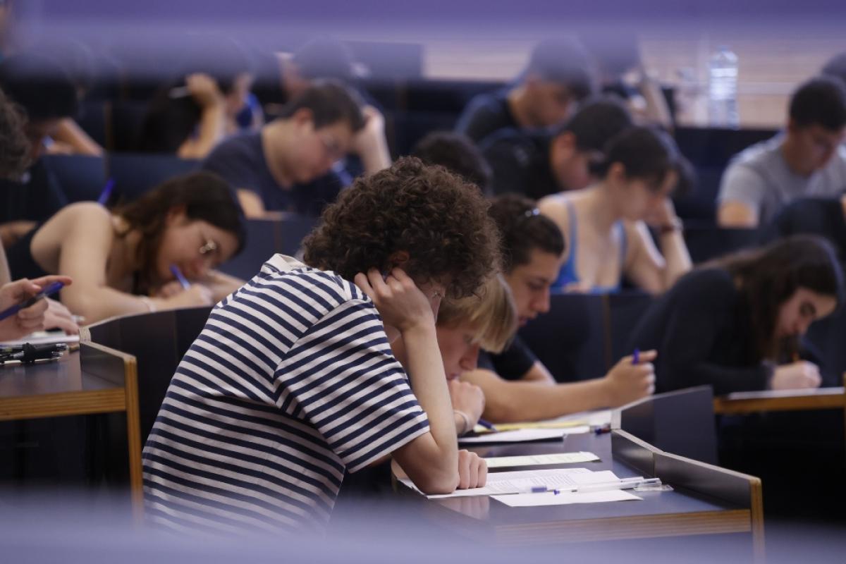 Alumnos durante los exámenes de la EBAU