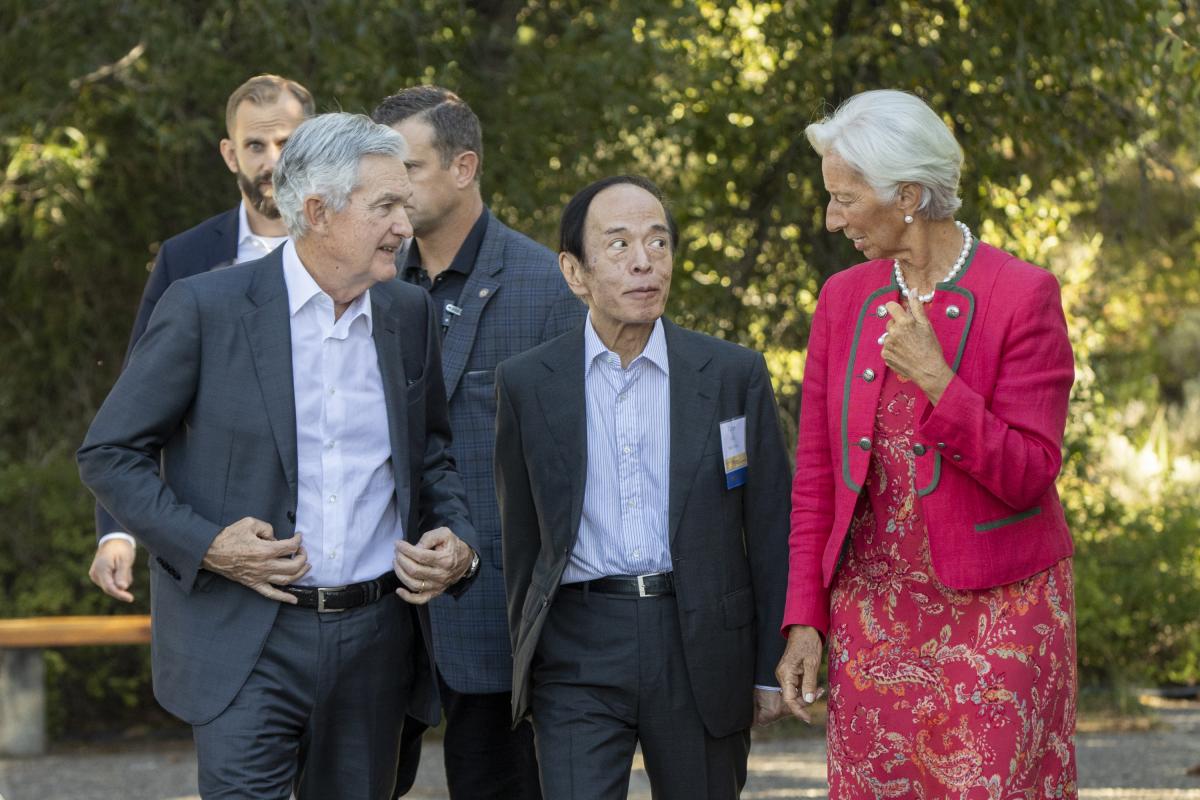 El presidente de la Reserva Federal, Jerome Powell; el gobernador del Banco de Japón, Kazuo Ueda; y la presidenta del BCE, Christine Lagarde.