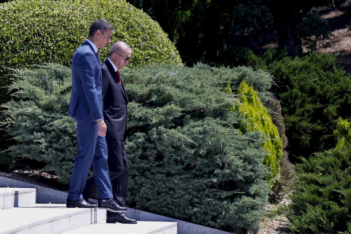 El presidente del Gobierno, Pedro Sánchez, camina por Moncloa junto al presidente de Turquía, Recep Tayyip Erdogan