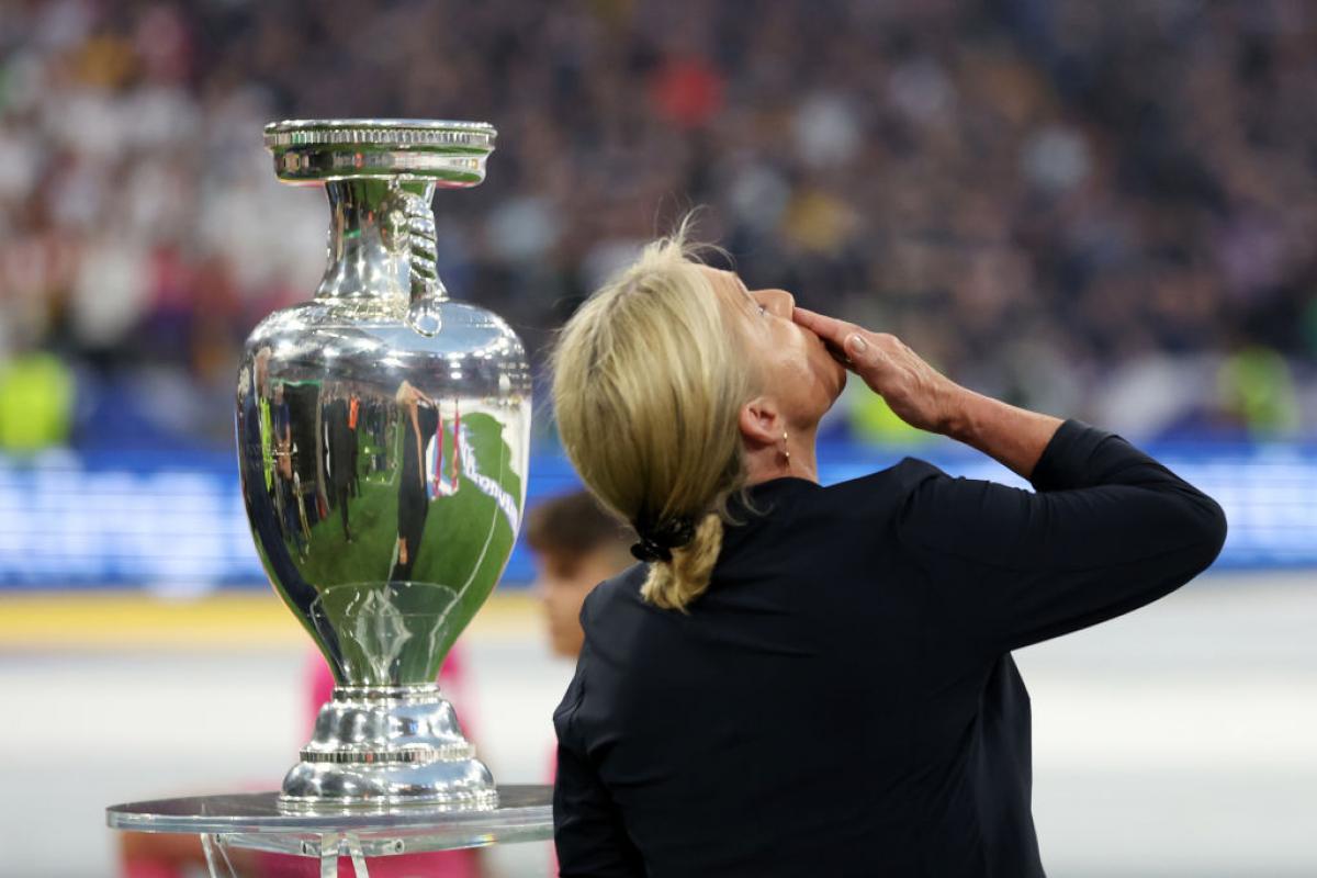 Heidi, viuda de Franz Beckenbauer, lanza un beso al cielo en el homenaje a la leyenda del fútbol
