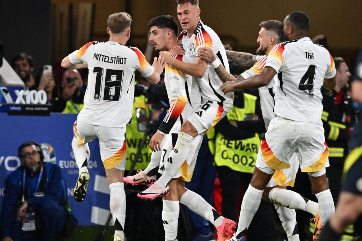 Kai Havertz celebra su gol con varios compañeros