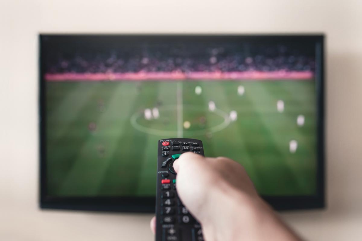 Televisor con un partido de fútbol