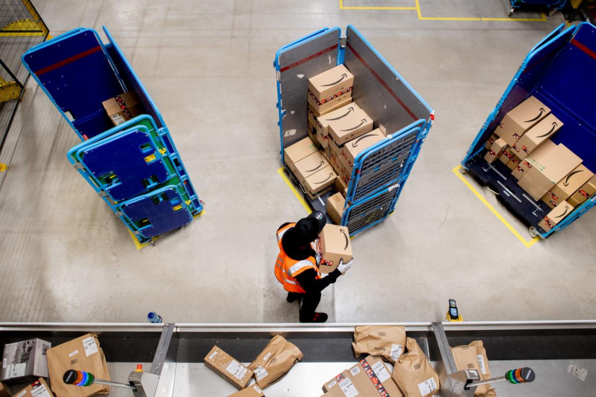 Trabajadores de un centro logístico de Amazon en Alemania.