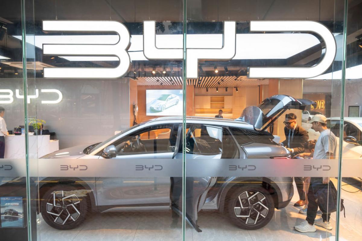 Un grupo de clientes revisa el interior de un modelo de la marca china BYD.