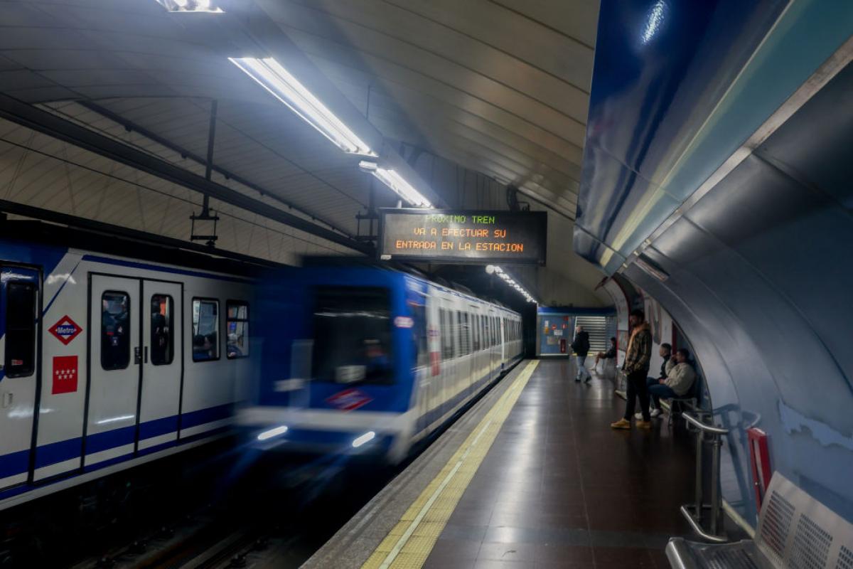 Un tren de la línea 1 del Metro de Madrid entra en la parada de Antón Martín.