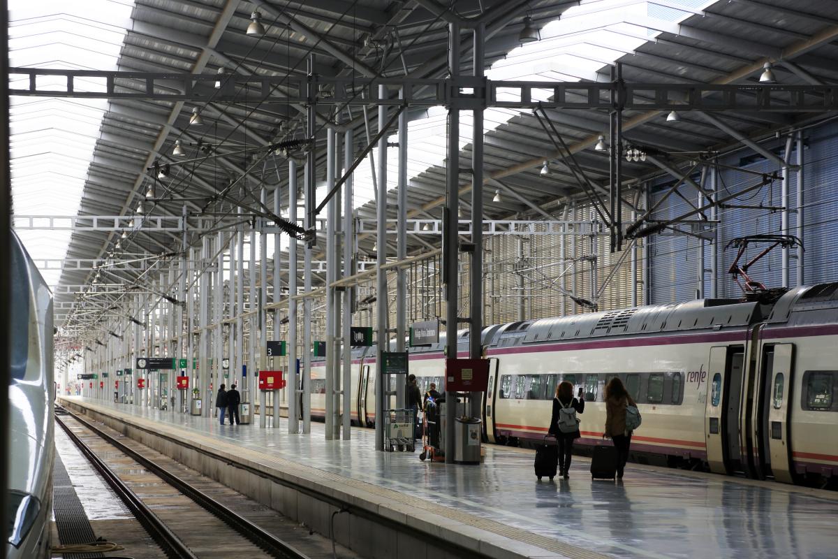 Un tren en una estación española.