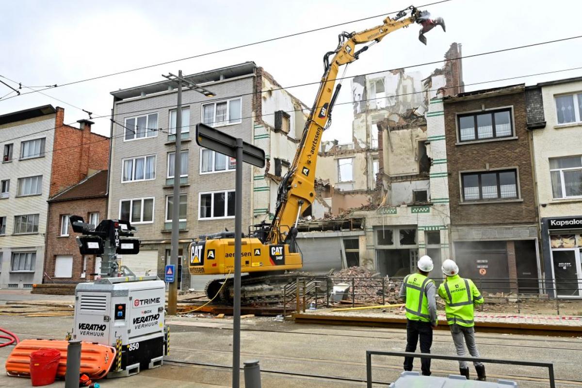Unos operarios derruyen este viernes los restos del edificio de Hoboken (Bélgica) en el que ha tenido lugar la explosión