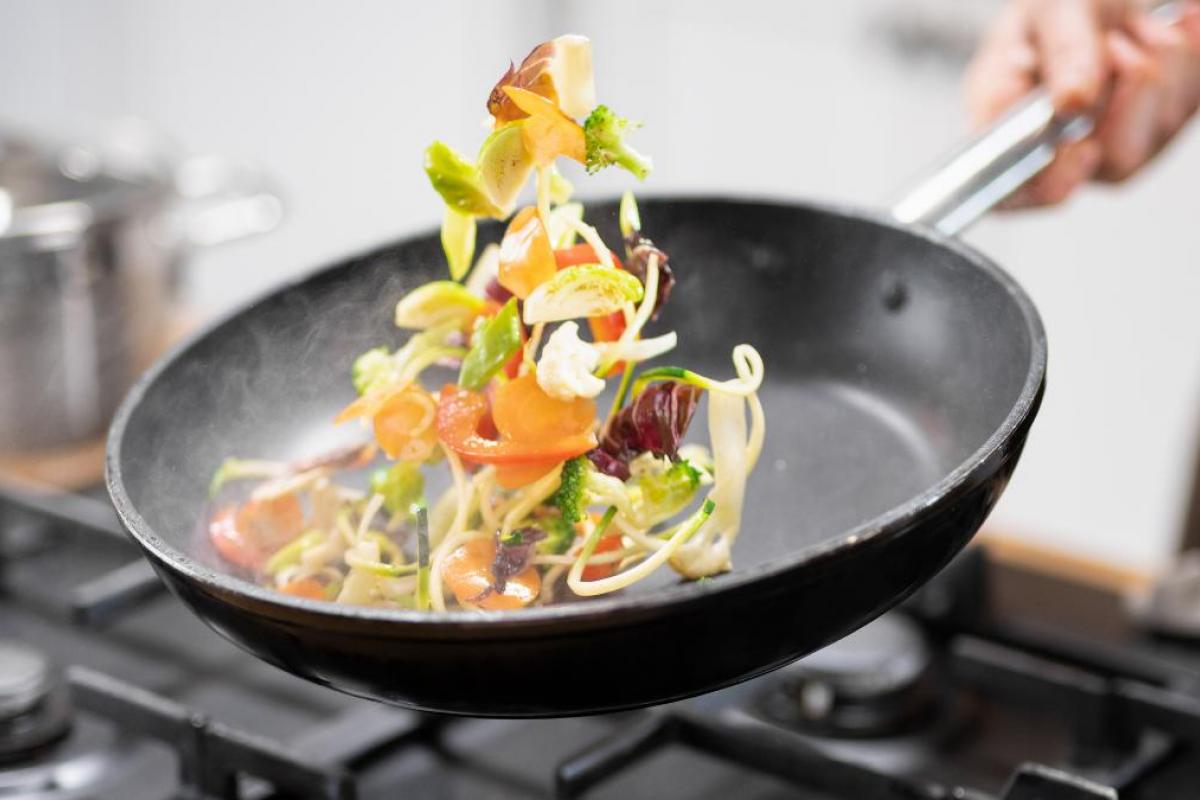 Un pulverizador de aceite ayuda a saltear mejor las verduras en la sartén