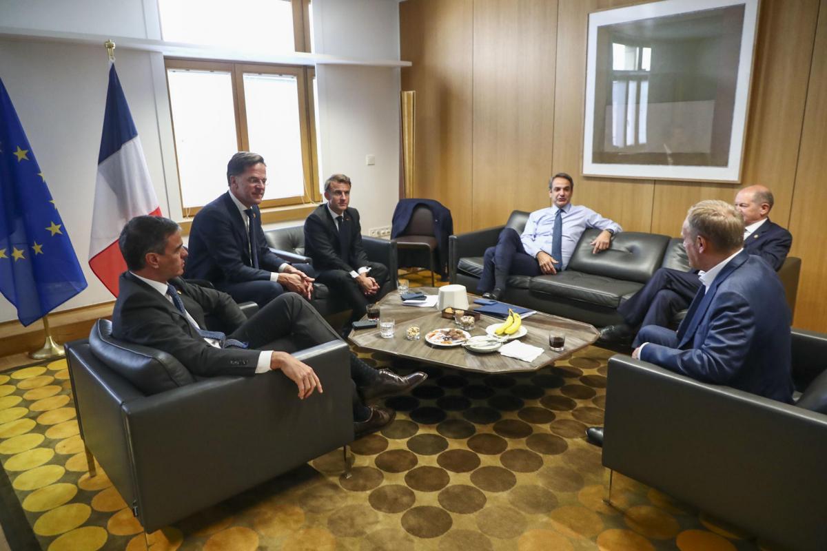 El presidente del Gobierno, Pedro Sánchez (i), durante la reunión que han mantenido los negociadores de las tres principales familias políticas europeas en Bruselas.
