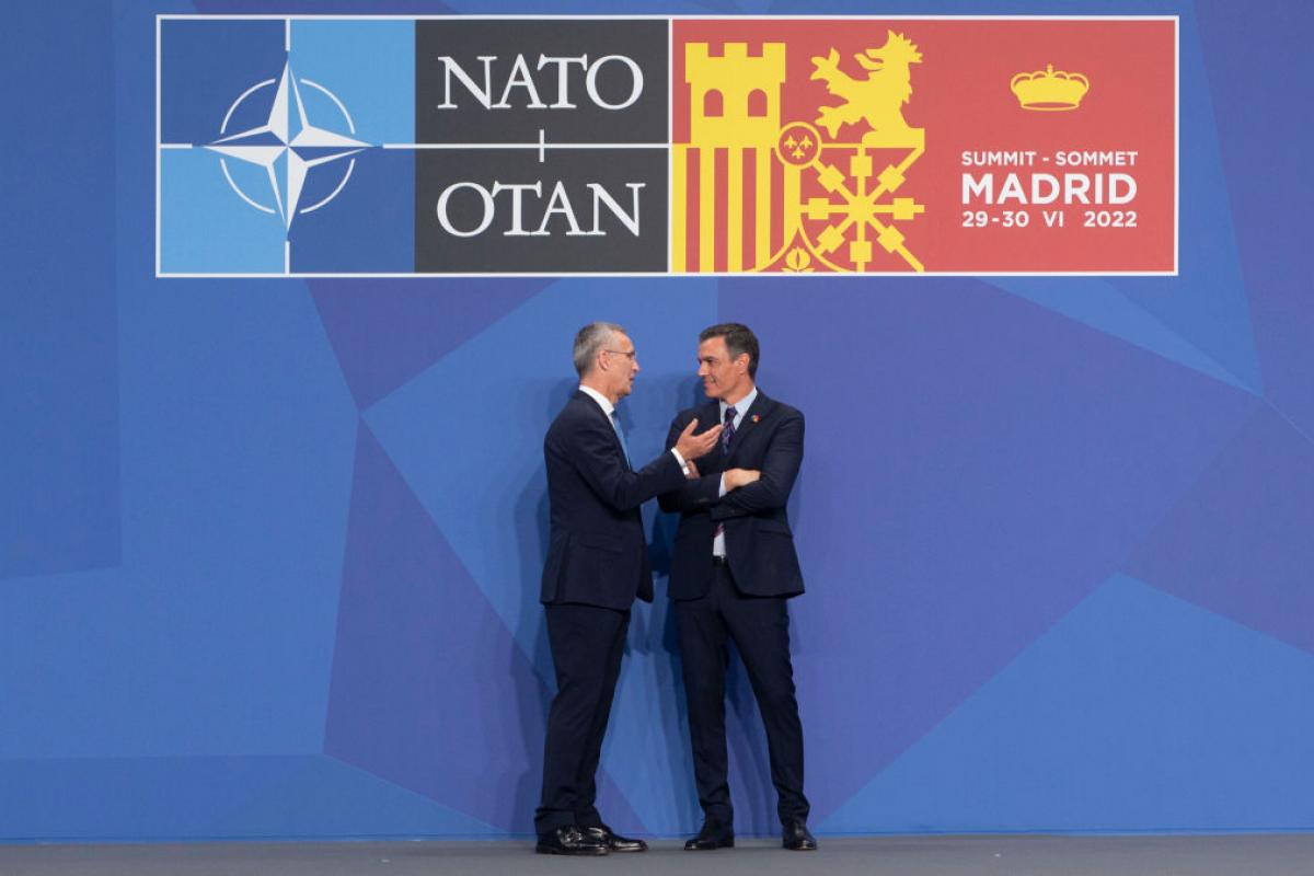 Pedro Sánchez y Jens Stoltenberg conversan en la cumbre de la OTAN de 2022 celebrada en Madrid.