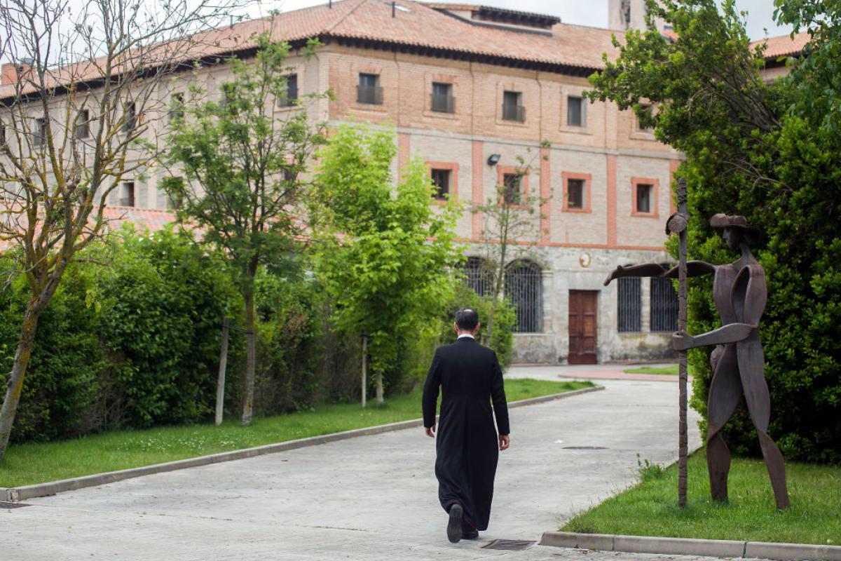 El falso cura, autoproclamado portavoz de las clarisas de Belorado, regresa al edificio que abre una nueva disputa entre las religiosas y el Vaticano.