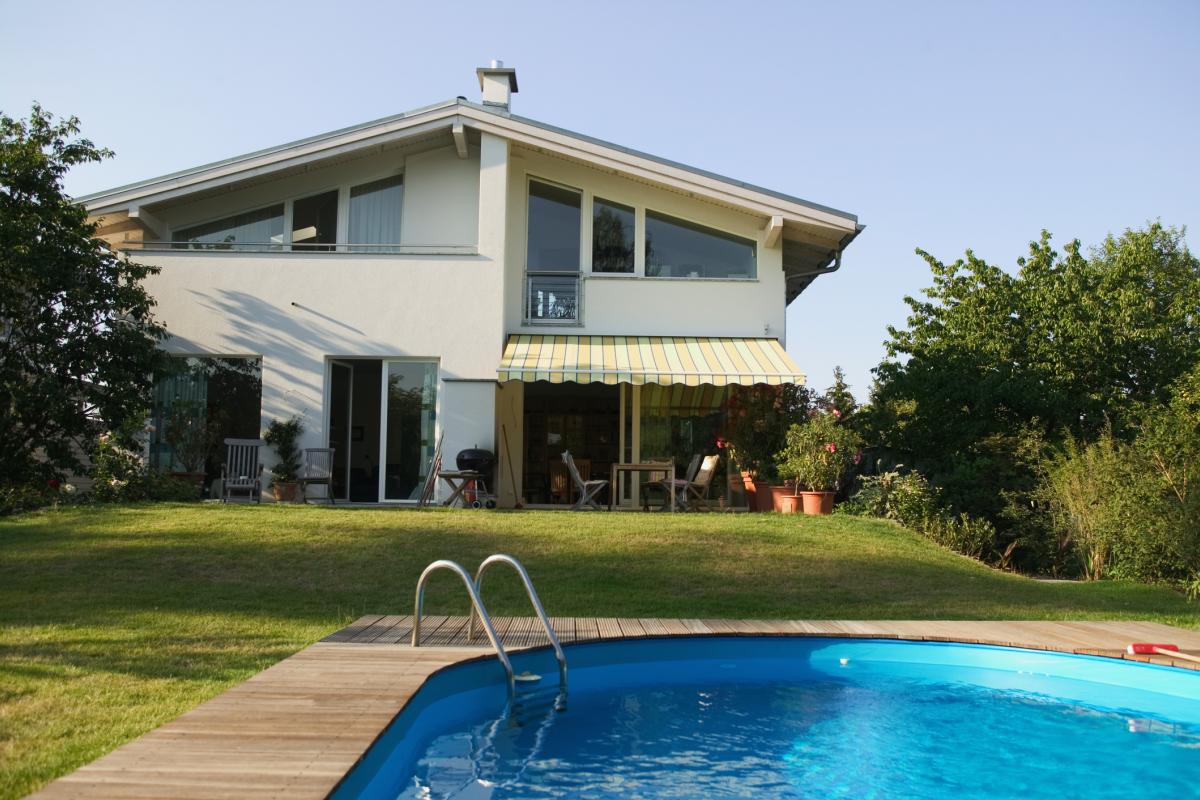 Una casa con piscina, en una imagen de archivo