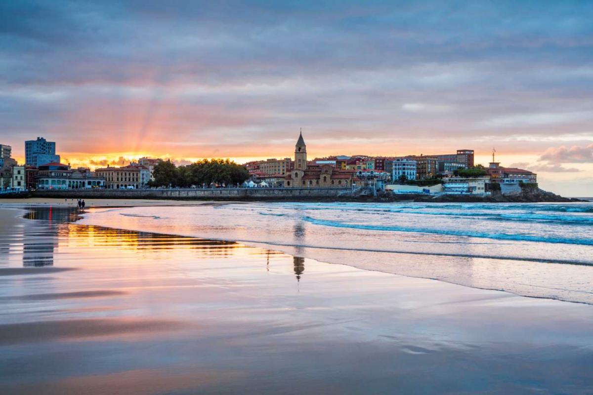 Playa de San Lorenzo en Asturias