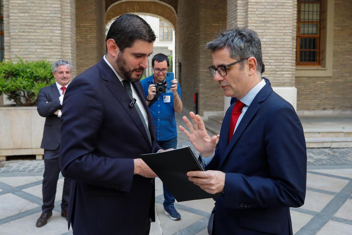 Alejandro Nolasco, vicepresidente Aragón, entrega a Félix Bolaños el informe contra la ley de amnistía.