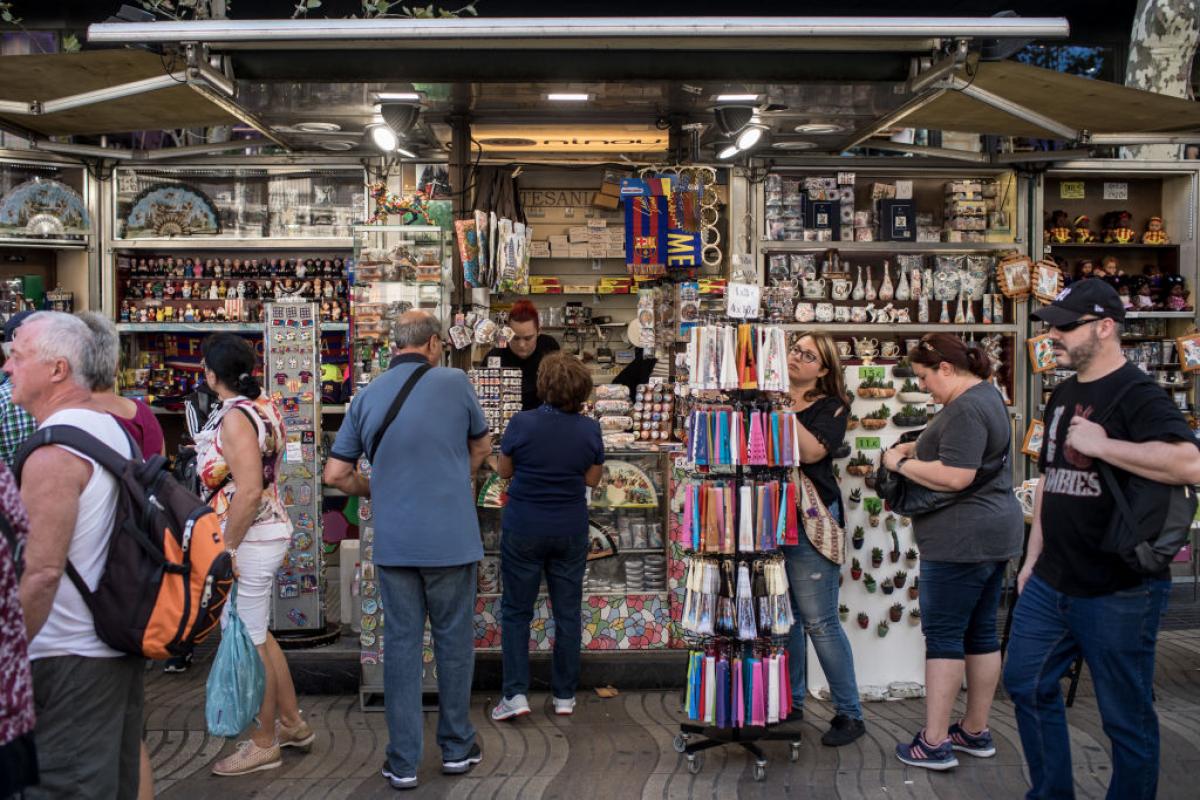 Un grupo de turistas visita una tienda de souvenirs en Barcelona.