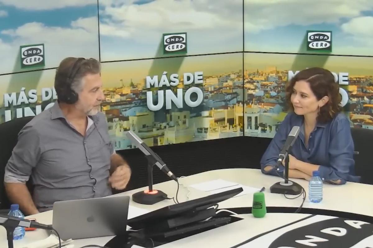 Foto de archivo de Carlos Alsina entrevistando a Isabel Díaz Ayuso