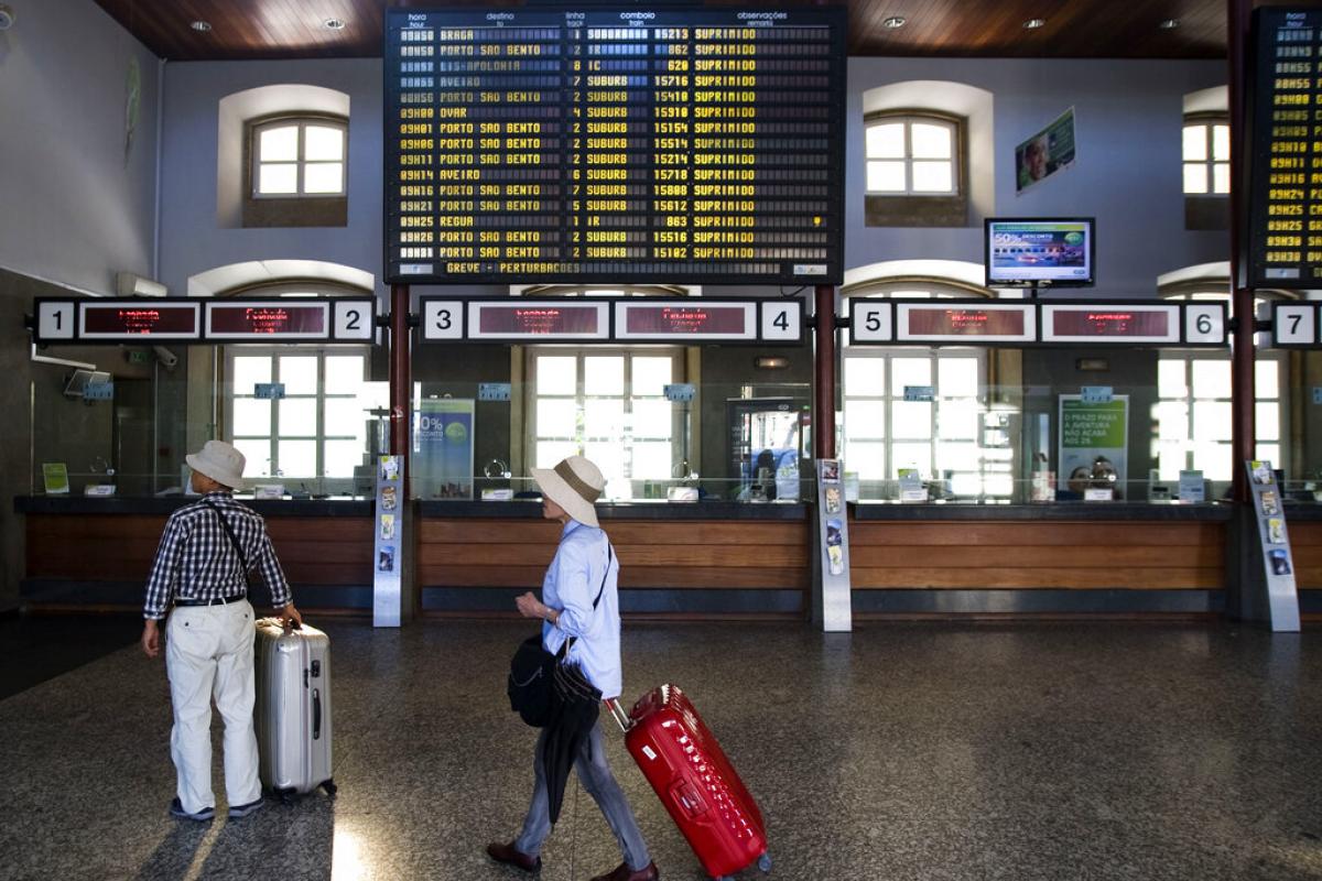 Dos viajeros en la estación de tren de Campanha, en Oporto.