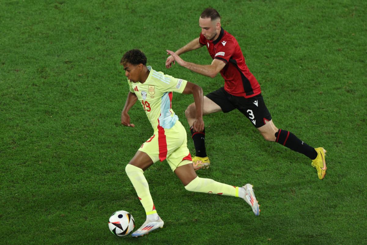 Lamine Yamal se va de Mitaj en el duelo ante Albania