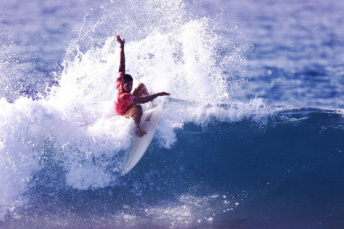 Tamayo Perry, surfeando