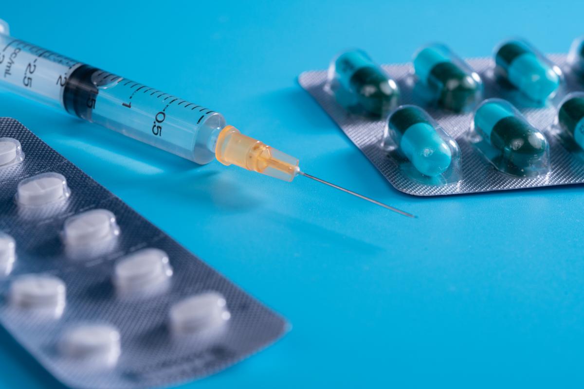 Imagen de archivo de pastillas e inyecciones.