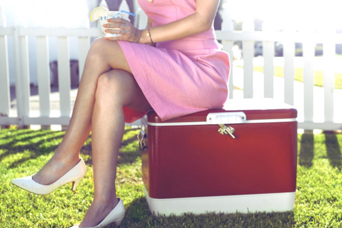 Imagen de archivo de una persona sentada sobre una nevera de playa.