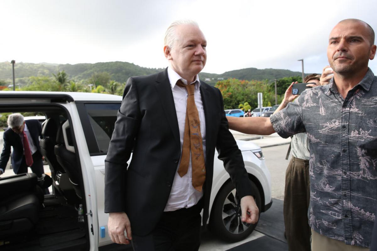 El fundador de Wikileaks, Julian Assange, llega el tribunal de EEUU para declararse culpable de espionaje.