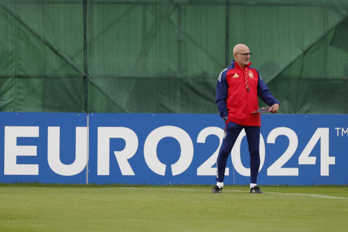 El seleccionador español, Luis de la Fuente, en un entrenamiento en la Eurocopa 2024.