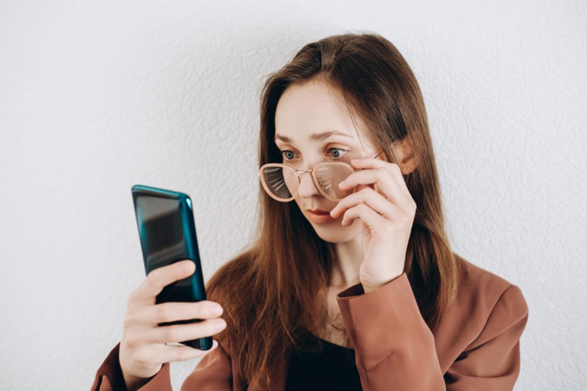 Imagen de archivo de una persona sorprendida tras ver algo en su móvil.