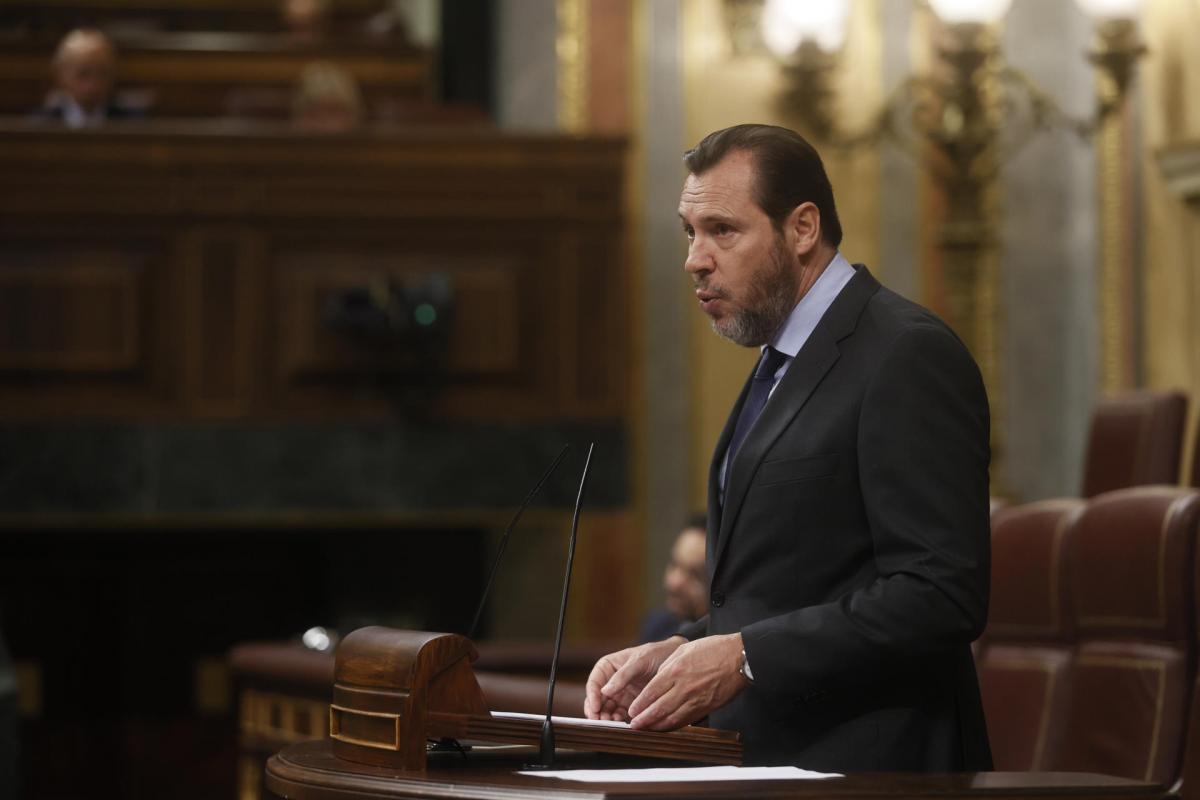 El ministro de Transportes, Óscar Puente interviene durante el pleno del Congreso.