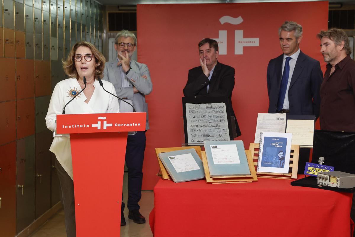 La directora de contenidos de La Ser, Montserrat Domínguez, da un discurso en el marco del acto en el que la cadena de radio ha aportado su legado a la Caja de las Letras este jueves en Madrid.