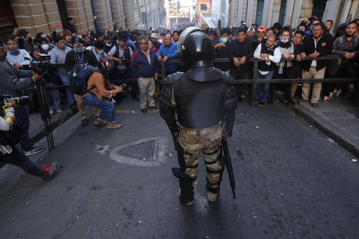 Seguidores de Luis Arce protestan contra los militares golpistas de Bolivia.