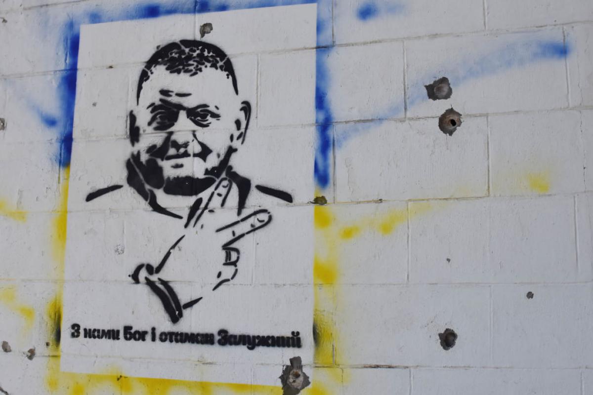 Un graffiti del general Valery Zaluzhny realizado en muro dañado por los bombardeos rusos.