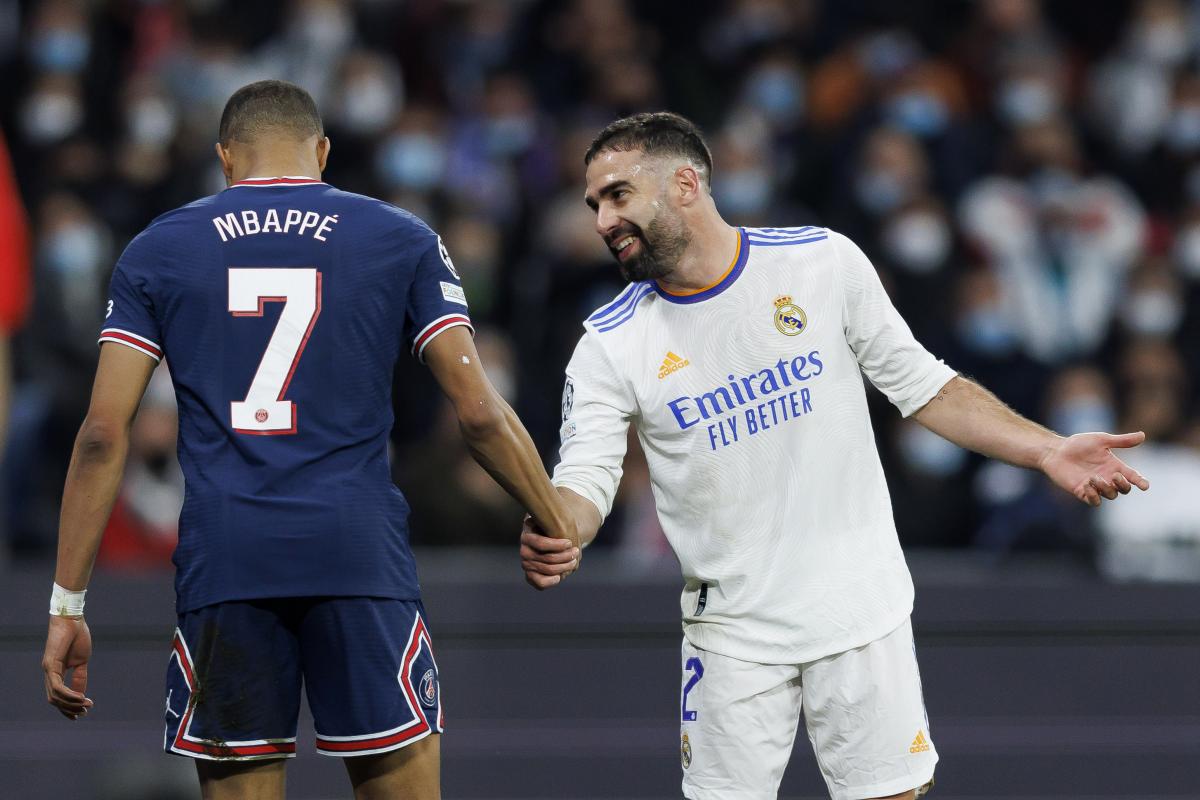 Foto de archivo de Dani Carvajal saludando a Kylian Mbappé.