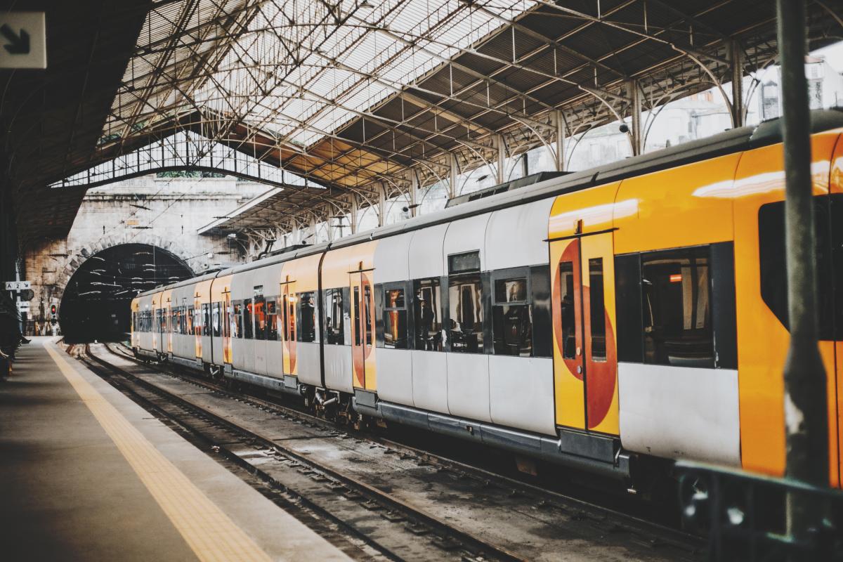 Foto de archivo de un tren en una estación de Portugal.