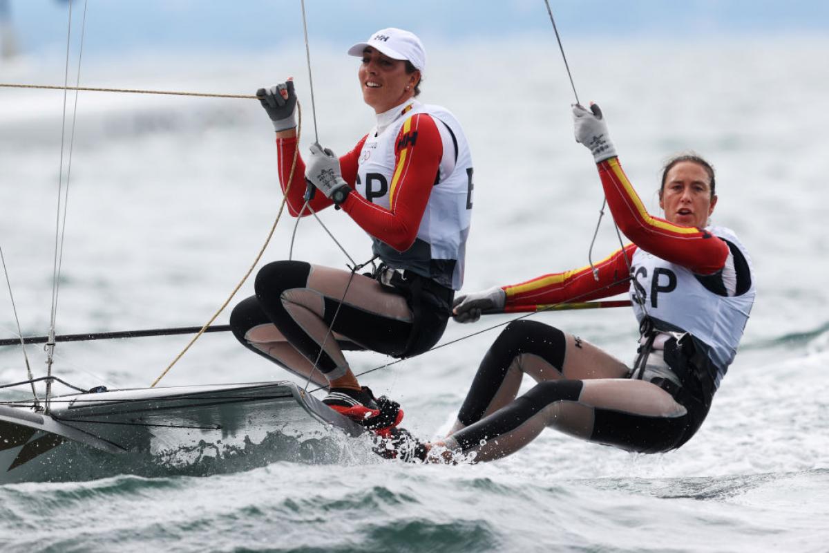 Támara Echegoyen (dcha.) junto a Paula Barceló en plena competición en Tokio 2020