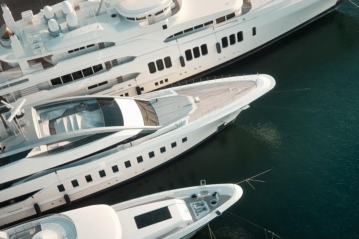 Foto de archivo de yates de lujo.