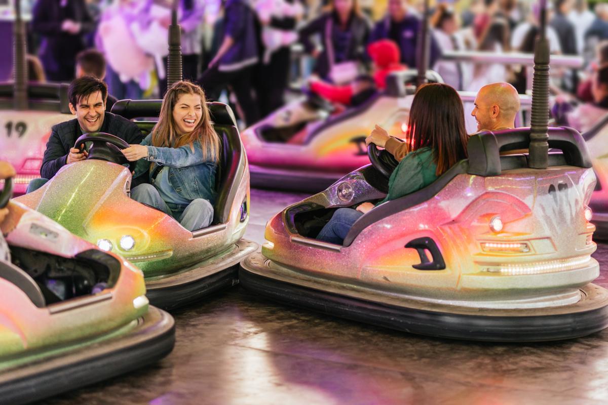 Personas chocando en los autos de choque.