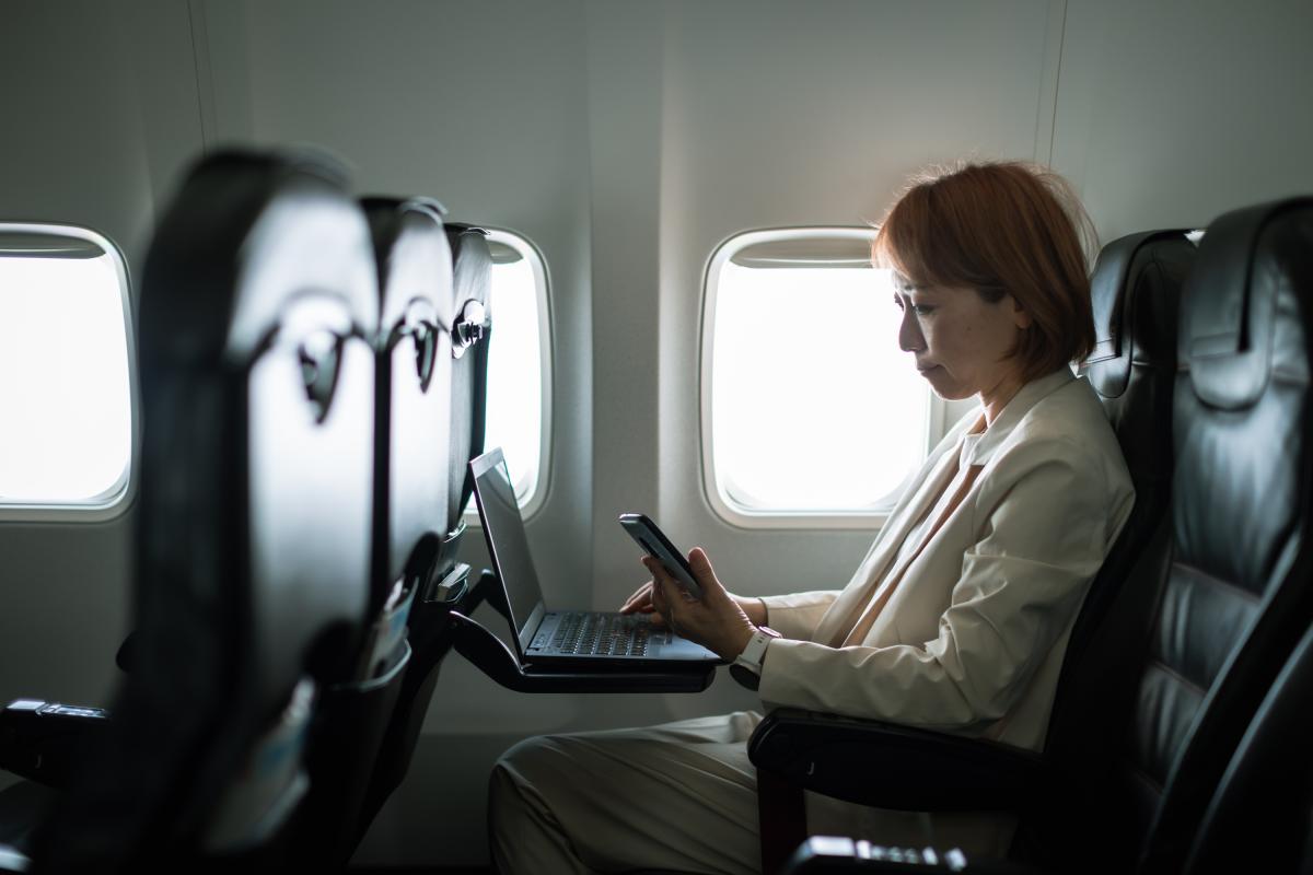 Una mujer en un vuelo comercial.