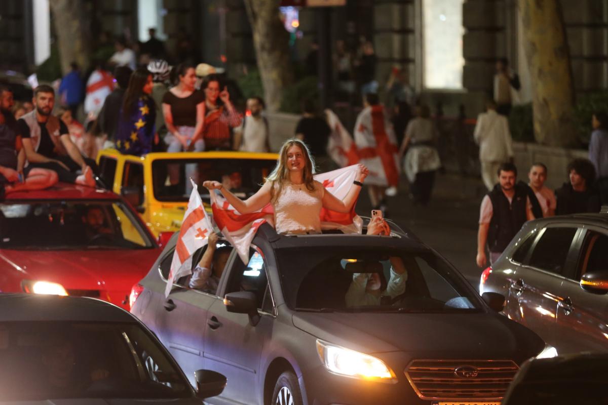 Georgianos celebrando la calificación de la selección para octavos de la Eurocopa 2024.