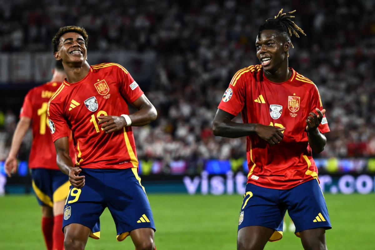 Lamine Yamal y Nico Williams celebran el 3-1 a Georgia