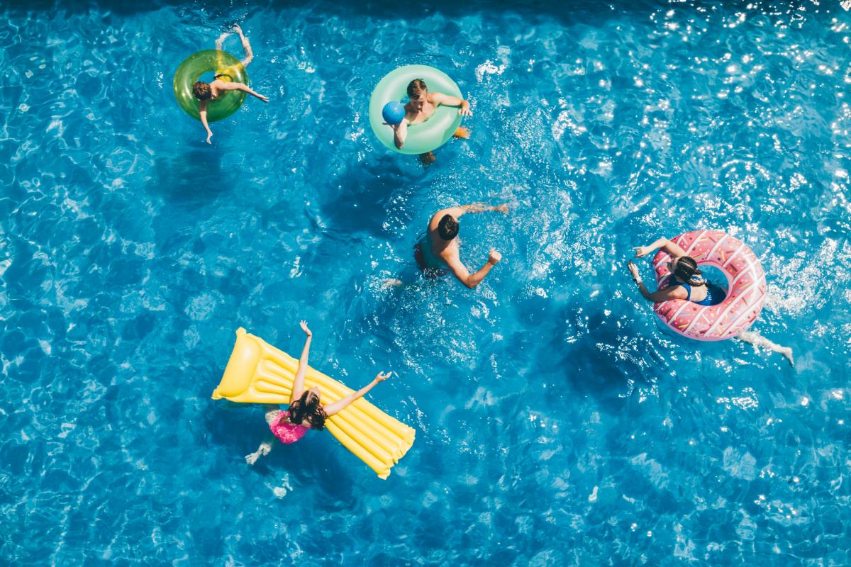 Personas en una piscina.