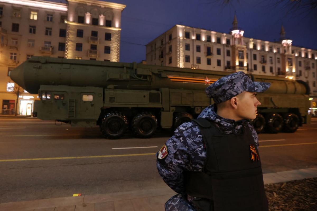 Un misil balístico intercontinental ruso en los ensayos de un desfile militar en Moscú.