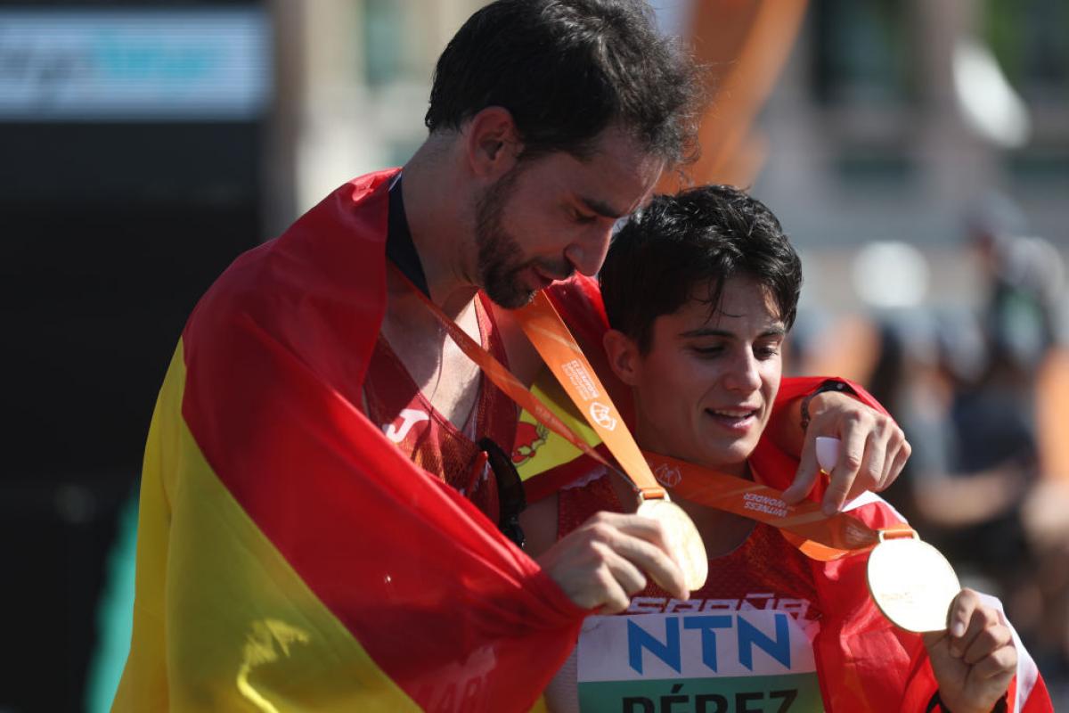Álvaro Martín y María Pérez, al instante de coronarse ambos bicampeones del mundo en Budapest en 2023
