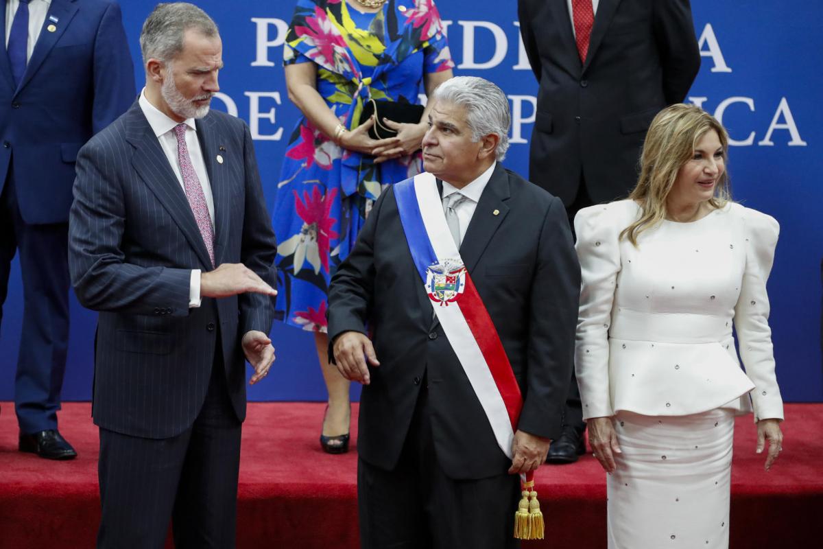 El presidente de Panamá, José Raúl Mulino (c), y su esposa, Maricel Cohen (d), posan con el rey Felipe VI luego de la investidura