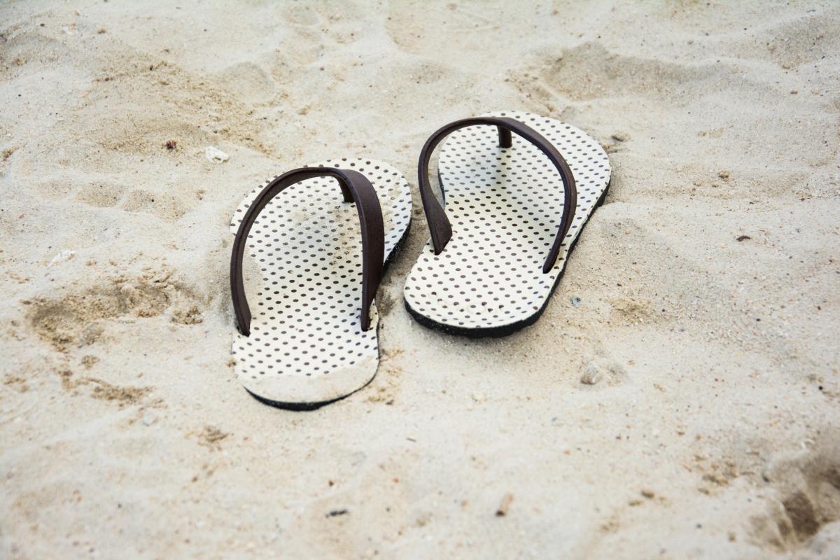 Imagen de archivo de unas chanclas en la playa.