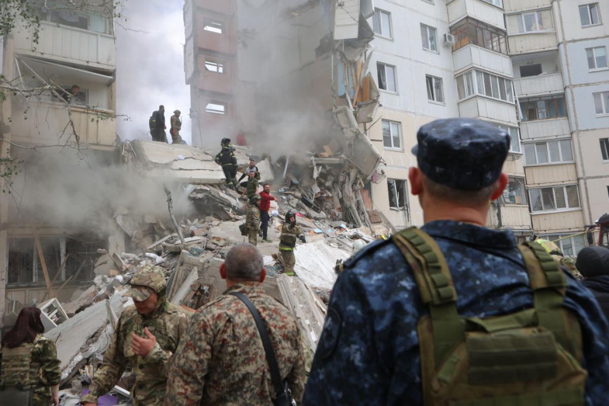 Trabajos en Belgorod para rescatar supervivientes entre los escombros de un edificio derribado por, según Rusia, bombas procedentes de Ucrania.